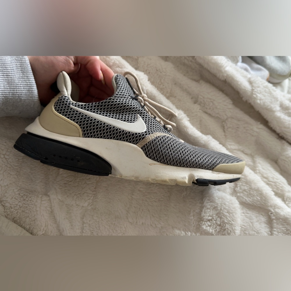 -Women’s Nikes 7.5
-Lightly worn 
-Easy to clean